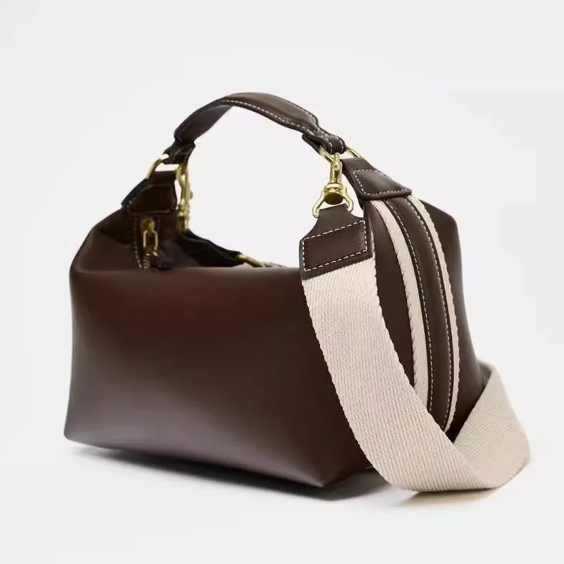 High Quality PU Leather Tote Bags For Women Luxury Designer Handbag Makeup Bag buckle New Design Fashion Purses For Women
High Quality PU Leather Tote Bags For Women Luxury Designer Handbag Makeup Bag buckle New Design Fashion Purses For Women