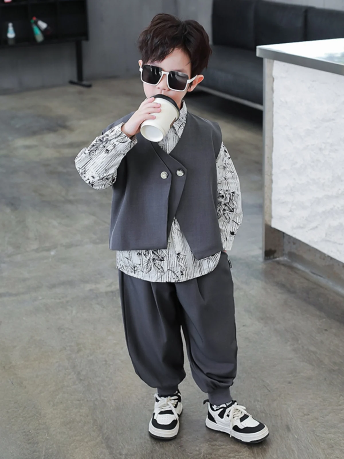 Модный комплект из трех предметов для мальчиков: футболка, жилет и брюки. Классический повседневный костюм для подростков на весну-осень 2025 года.
Модный комплект из трех предметов для мальчиков: футболка, жилет и брюки. Классический повседневный костюм для подростков на весну-осень 2025 года.