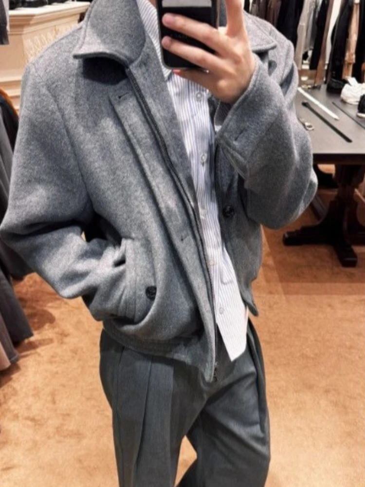 Мужская куртка Harajuku, осенне-зимняя шерстяная структурированная короткая широкая куртка на молнии с острыми плечами и полоской на подкладке, повседневная уличная одежда в стиле ретро
Мужская куртка Harajuku, осенне-зимняя шерстяная структурированная короткая широкая куртка на молнии с острыми плечами и полоской на подкладке, повседневная уличная одежда в стиле ретро