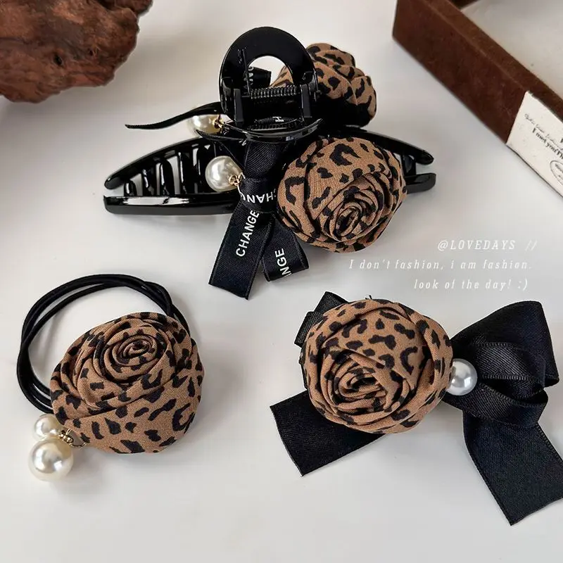 Leopard Print Rose Hair Clip For Girls Fashion Elegant Premium Pearl Back of Head Portable Ponytail Holder For Office Party Gift
Leopard Print Rose Hair Clip For Girls Fashion Elegant Premium Pearl Back of Head Portable Ponytail Holder For Office Party Gift
