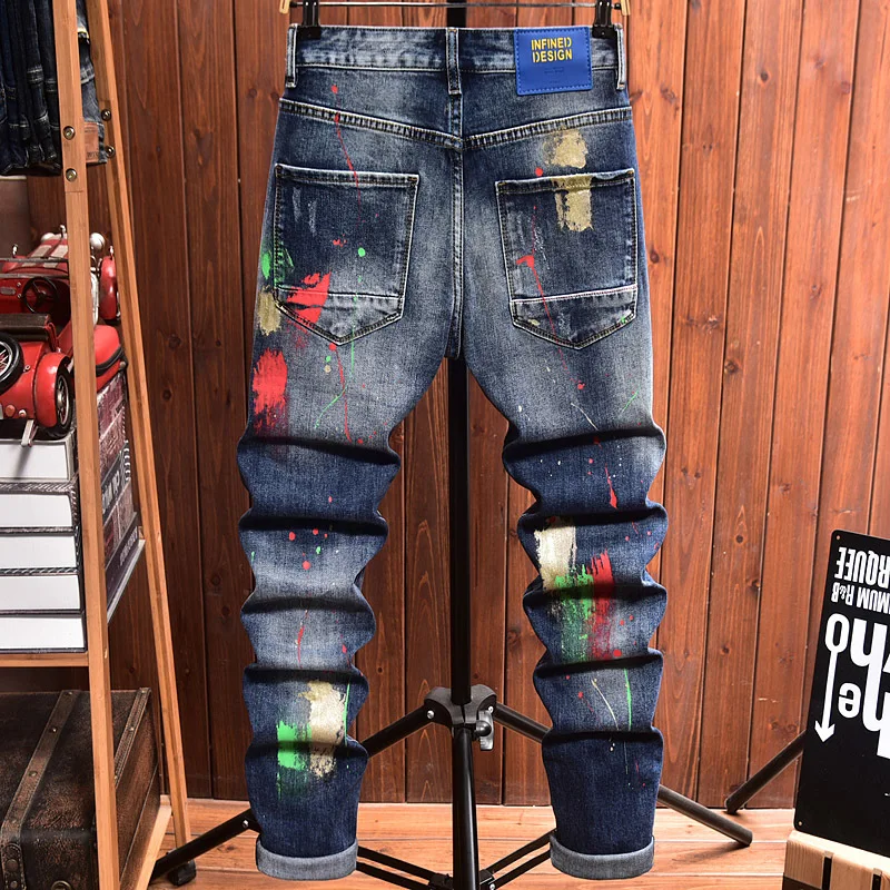 Рваные джинсы в стиле ретро, мужская модная брендовая нашивка, струйный принт с царапинами, повседневный тренд, длинные брюки корейской версии
Рваные джинсы в стиле ретро, мужская модная брендовая нашивка, струйный принт с царапинами, повседневный тренд, длинные брюки корейской версии