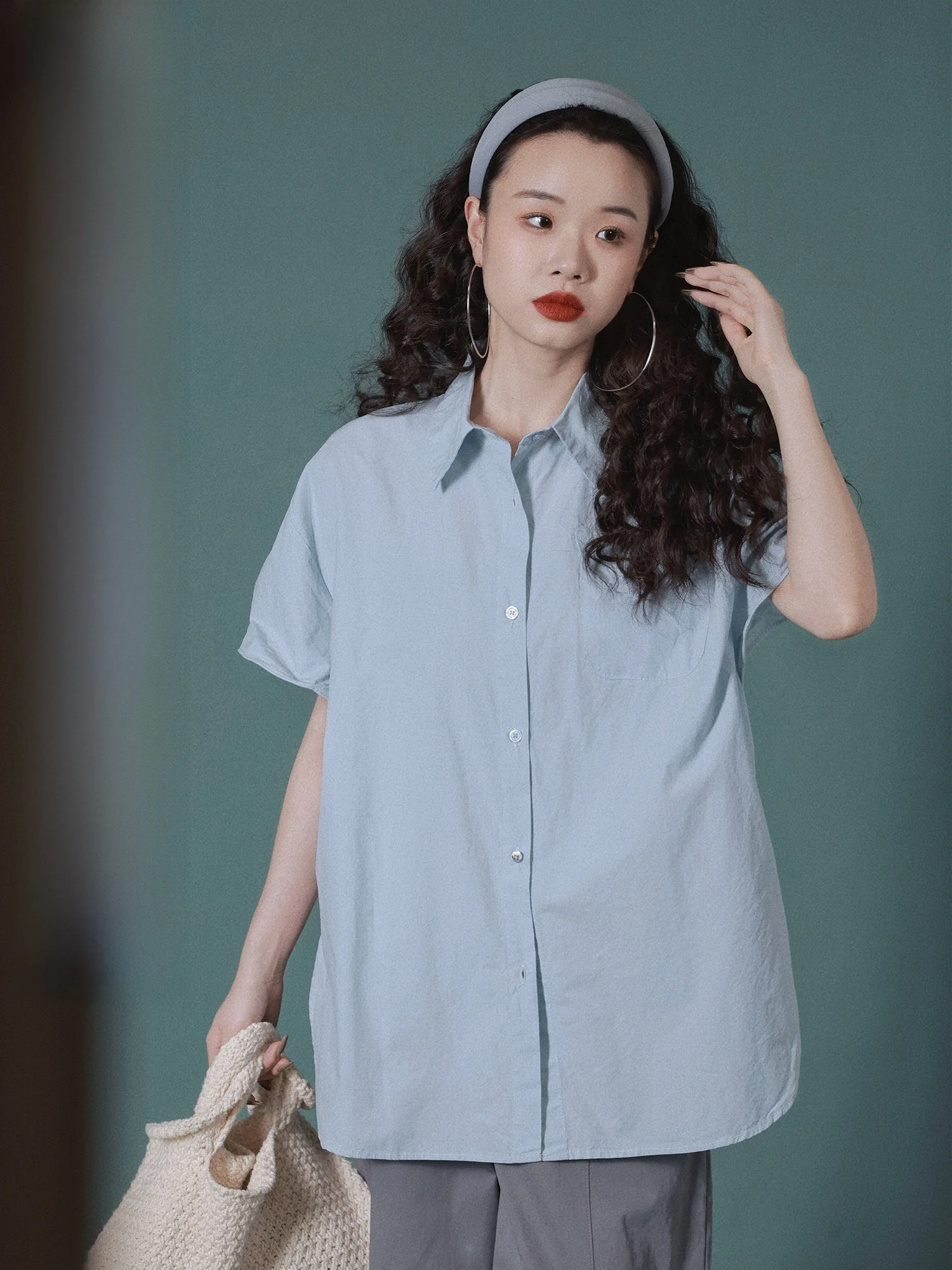 Женская летняя рубашка IVY YANG свободного кроя с коротким рукавом, средней длины, на одной пуговице, с отложным воротником, из смесового хлопка, в стиле Lazy Sle
Женская летняя рубашка IVY YANG свободного кроя с коротким рукавом, средней длины, на одной пуговице, с отложным воротником, из смесового хлопка, в стиле Lazy Sle