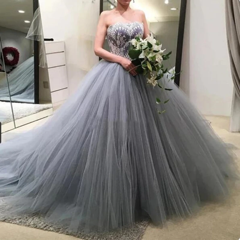 2025 Silver Grey Tulle Wedding Dresses with White Appliques Sweetheart Sleeveless Formal Princess Bridal Gowns Vestido De Noiva
2025 Silver Grey Tulle Wedding Dresses with White Appliques Sweetheart Sleeveless Formal Princess Bridal Gowns Vestido De Noiva