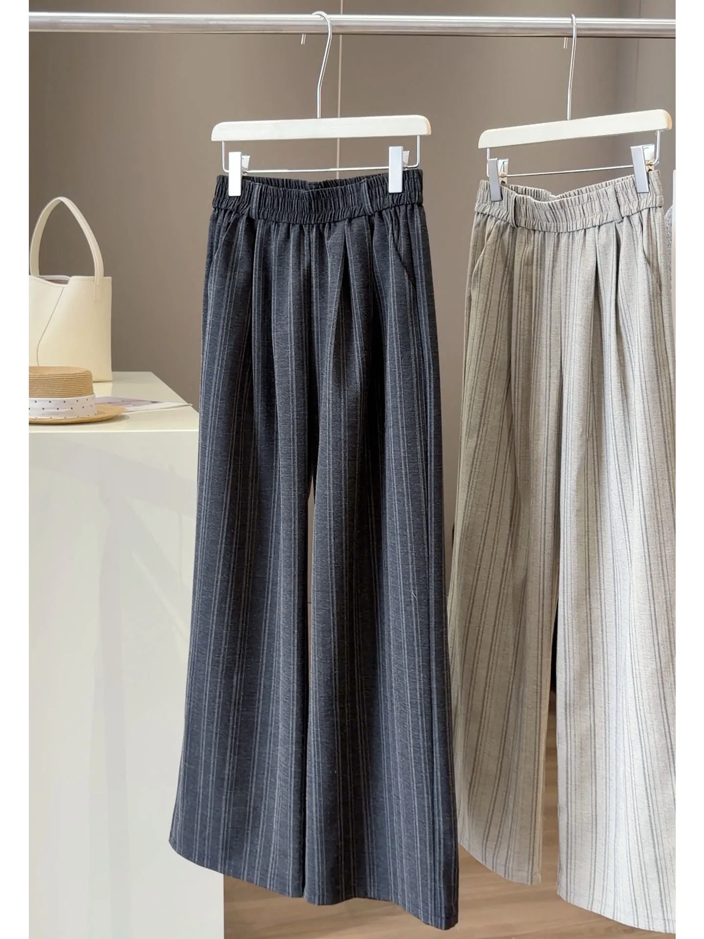 Minimalist Striped Grey Wide Leg Pants For Women Elastic Waist Pleated Loose Fit Trousers Office Casual Daily Wear Streetwear
Minimalist Striped Grey Wide Leg Pants For Women Elastic Waist Pleated Loose Fit Trousers Office Casual Daily Wear Streetwear