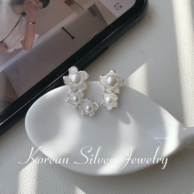 S925 Sterling Silver French Asymmetric Flower Pearl Earrings for Women Fashionable Personality Minimalist Style Light Luxury Ear
S925 Sterling Silver French Asymmetric Flower Pearl Earrings for Women Fashionable Personality Minimalist Style Light Luxury Ear