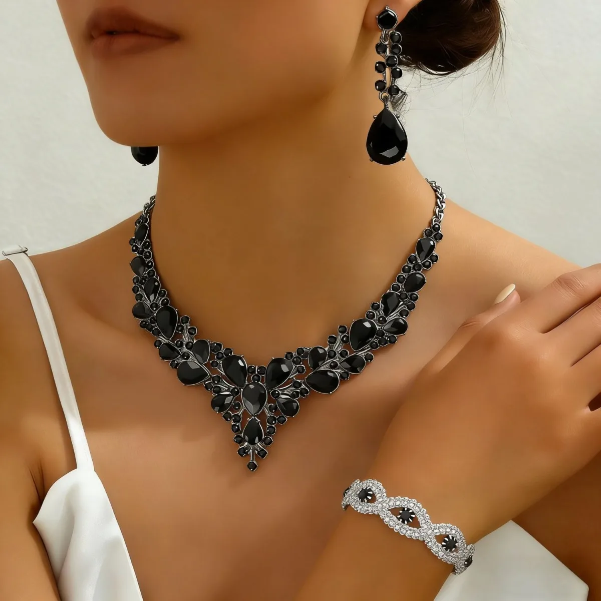 Black Crystal Jewelry Set with Teardrop Pendant Necklace Earrings and Bracelet Elegant Bridal Statement Jewelry
Black Crystal Jewelry Set with Teardrop Pendant Necklace Earrings and Bracelet Elegant Bridal Statement Jewelry