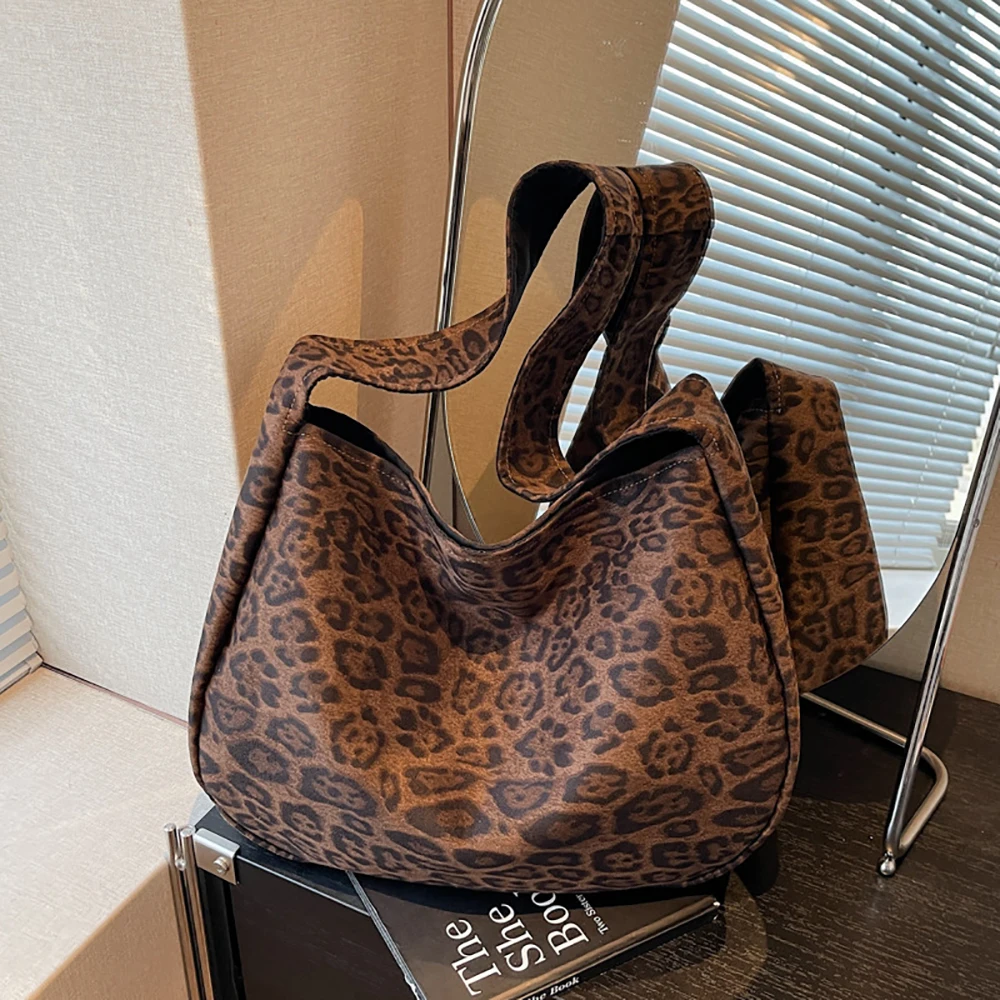 Women's Vintage Frosted Suede One Shoulder Bag Large Capacity Soft Buckle Crossbody Bags Daily Shopping Commute Tote Packs
Women's Vintage Frosted Suede One Shoulder Bag Large Capacity Soft Buckle Crossbody Bags Daily Shopping Commute Tote Packs