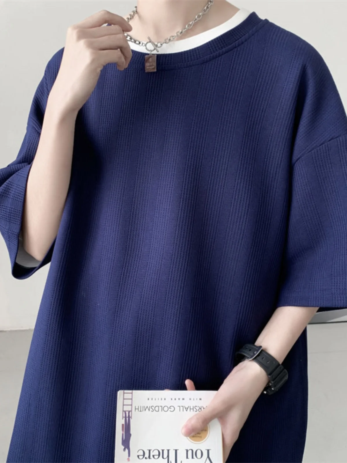 Мужская летняя футболка свободного кроя с коротким рукавом, повседневная, модная, бренд Qini, с текстурой, молодежная, дышащая, с круглым вырезом
Мужская летняя футболка свободного кроя с коротким рукавом, повседневная, модная, бренд Qini, с текстурой, молодежная, дышащая, с круглым вырезом