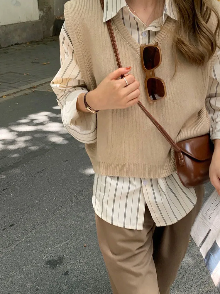 Корейский вязаный жилет с V-образным вырезом для женщин, весна-осень, новый короткий свитер, топ для многослойных образов, верхняя одежда
Корейский вязаный жилет с V-образным вырезом для женщин, весна-осень, новый короткий свитер, топ для многослойных образов, верхняя одежда