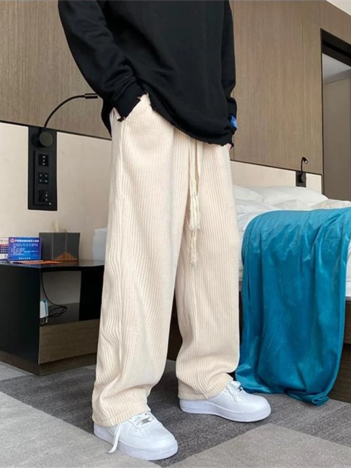 Мужские вельветовые брюки прямого кроя, повседневные, свободные, модные, в американском стиле, со средней посадкой, утепленные, осенне-зимние, длинные
Мужские вельветовые брюки прямого кроя, повседневные, свободные, модные, в американском стиле, со средней посадкой, утепленные, осенне-зимние, длинные