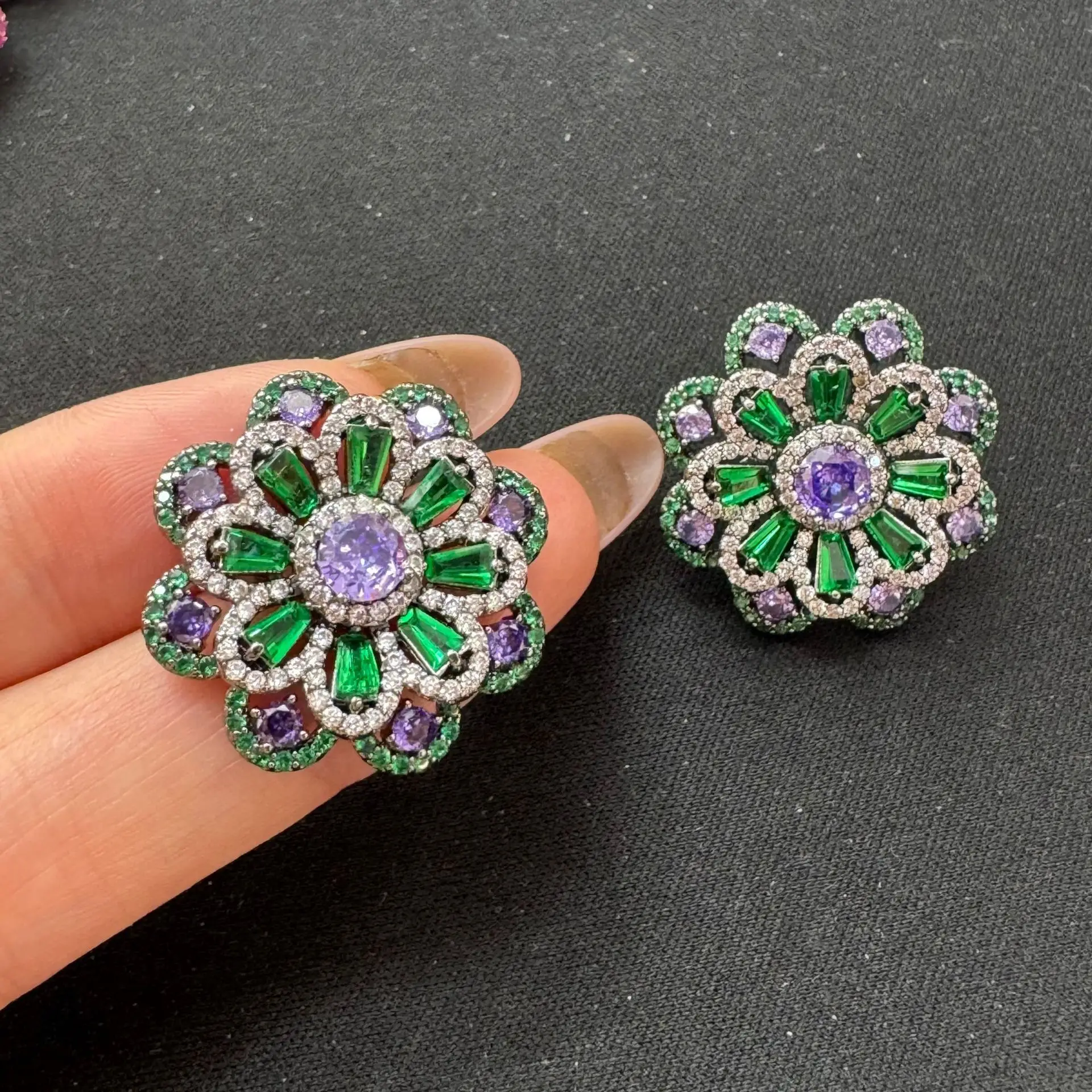 zirconia flower stud earrings for women sweet shiny jewelry red green blue white zircon dinner party gift female
zirconia flower stud earrings for women sweet shiny jewelry red green blue white zircon dinner party gift female