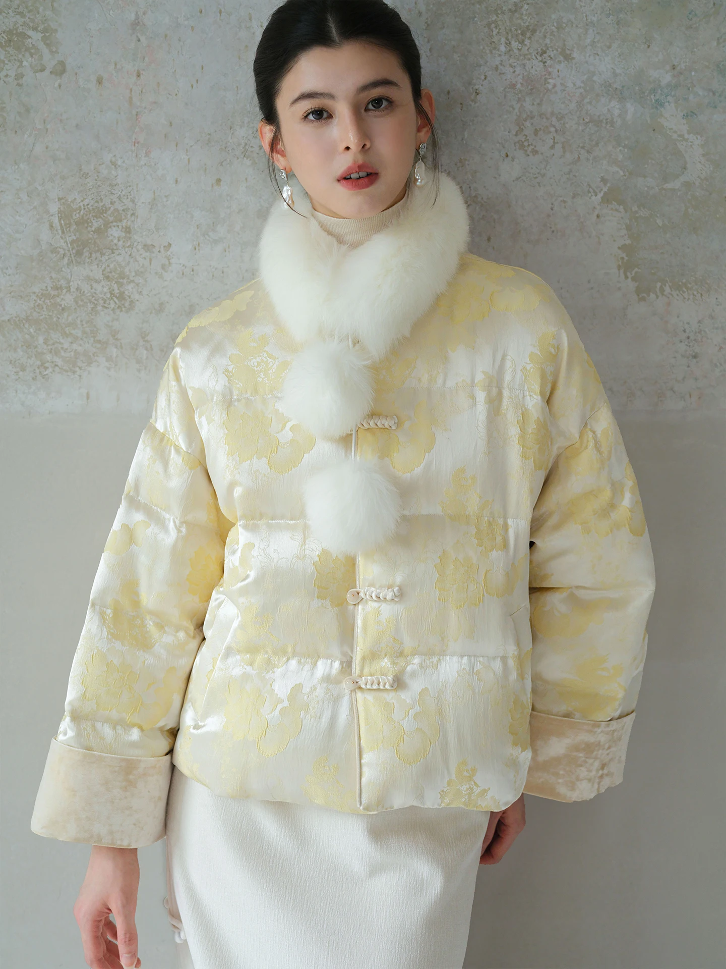 Новая женская куртка-пуховик в китайском стиле, 90% белый пух, с цветочной вышивкой, в национальном стиле, высококачественное пальто в стиле Тан
Новая женская куртка-пуховик в китайском стиле, 90% белый пух, с цветочной вышивкой, в национальном стиле, высококачественное пальто в стиле Тан