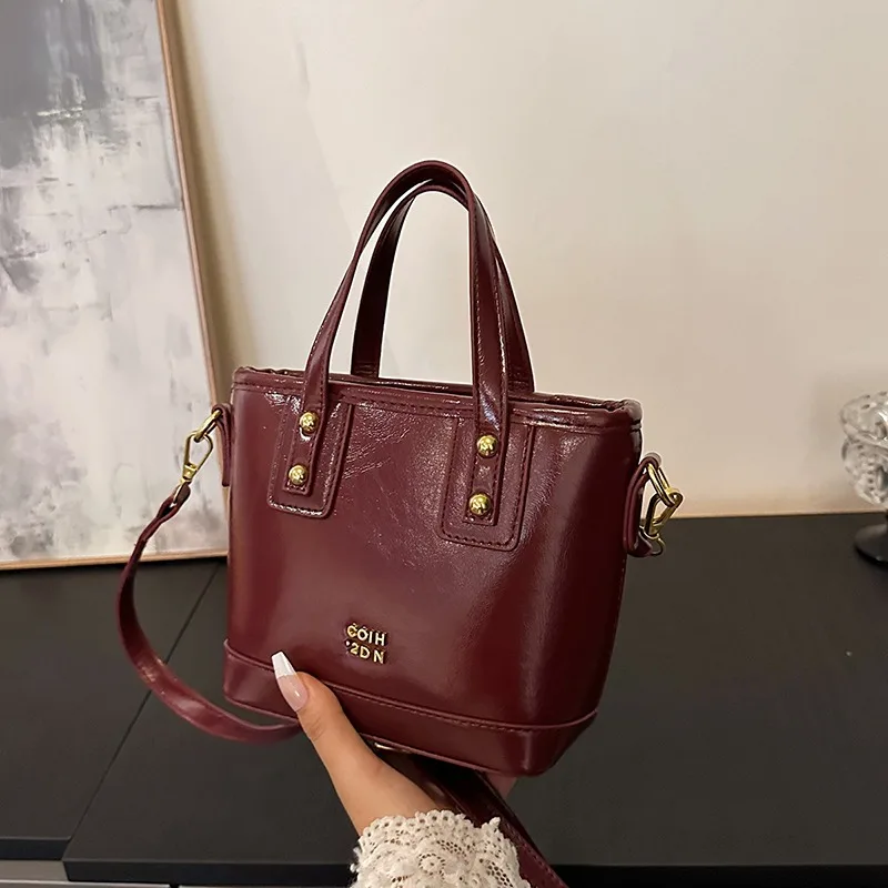 Luxury Solid Color Shopper Bag With Classic Leather Finish And Minimalist Design For Commuter Business Use 
Luxury Solid Color Shopper Bag With Classic Leather Finish And Minimalist Design For Commuter Business Use