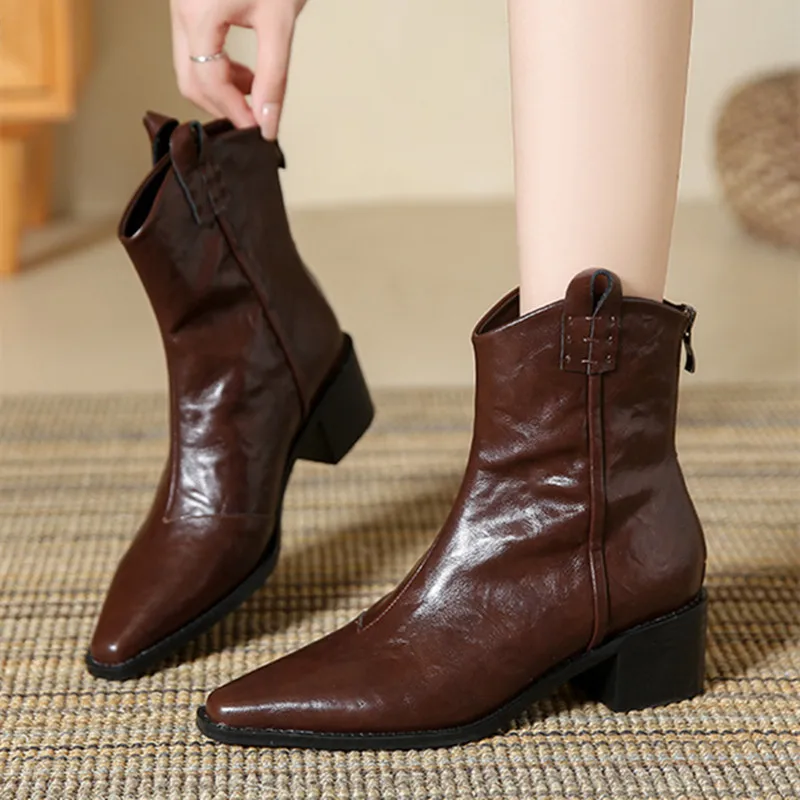 Ботильоны на молнии с острым носком в стиле ретро, женские модные дизайнерские ботинки в западном стиле с v-образным вырезом, повседневные ботинки высокого качества из мягкой кожи
Ботильоны на молнии с острым носком в стиле ретро, женские модные дизайнерские ботинки в западном стиле с v-образным вырезом, повседневные ботинки высокого качества из мягкой кожи