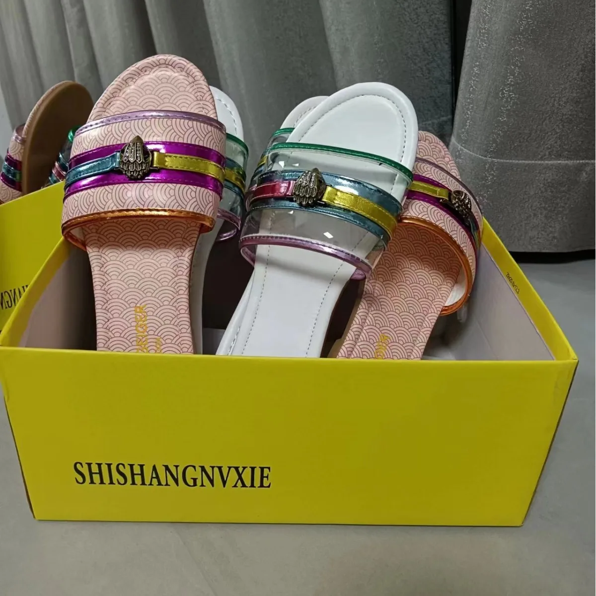 Reflective Detail Women's Slippers Shiny Strap Design Metal Buckle Fastener Wave-Patterned Footbed Low-Profile Comfort
Reflective Detail Women's Slippers Shiny Strap Design Metal Buckle Fastener Wave-Patterned Footbed Low-Profile Comfort