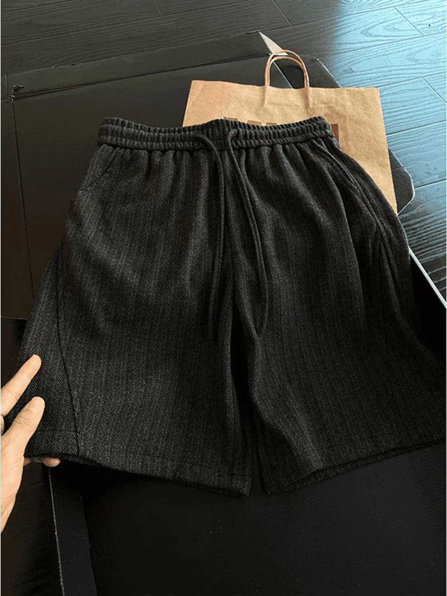 Casual Men's Black Slant Cut Suit Shorts Five-Quarter Length American Retro Texture Striped Mid-Waist Loose Fit Summer Shorts
Casual Men's Black Slant Cut Suit Shorts Five-Quarter Length American Retro Texture Striped Mid-Waist Loose Fit Summer Shorts