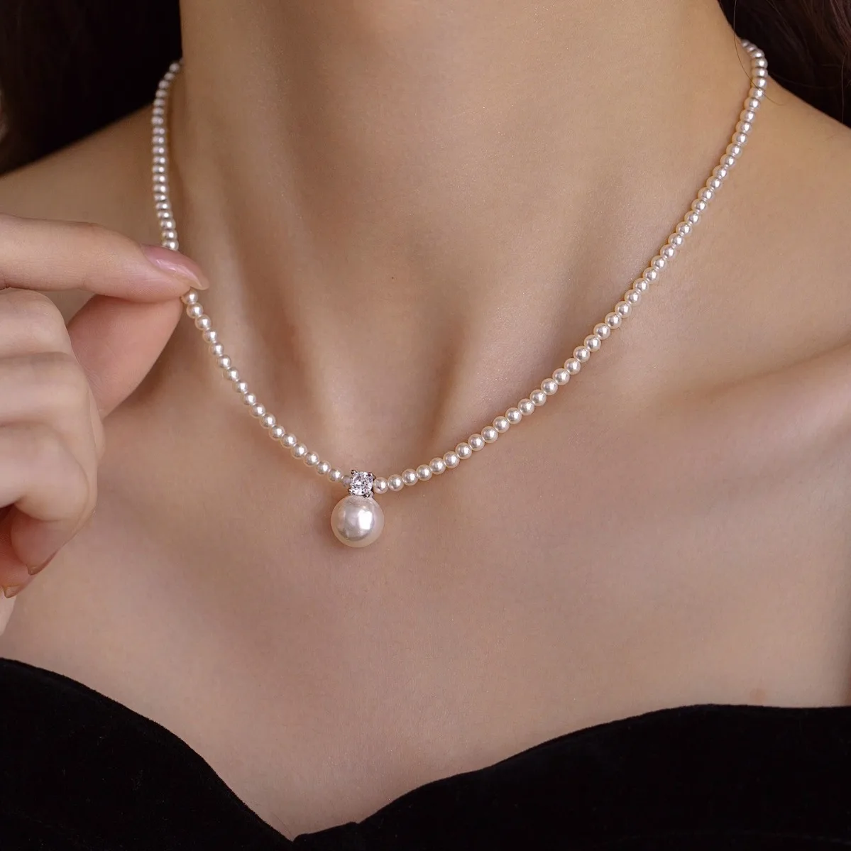 Light luxury Austria imported Shijia pearl necklace Princess Diana pearl pendant collarbone chain titanium steel
Light luxury Austria imported Shijia pearl necklace Princess Diana pearl pendant collarbone chain titanium steel