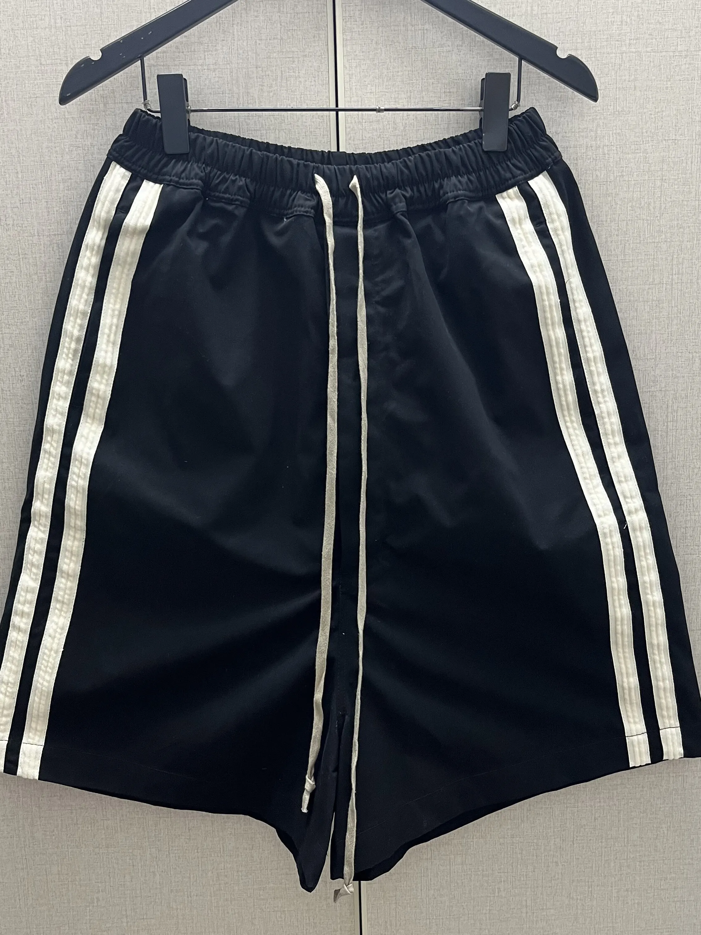 Men's Designer Dark RR Streetwear Shorts, Elastic Waist Loose Fit 5-Inch Pants, Summer Casual Mid-Length Bermuda Shorts
Men's Designer Dark RR Streetwear Shorts, Elastic Waist Loose Fit 5-Inch Pants, Summer Casual Mid-Length Bermuda Shorts