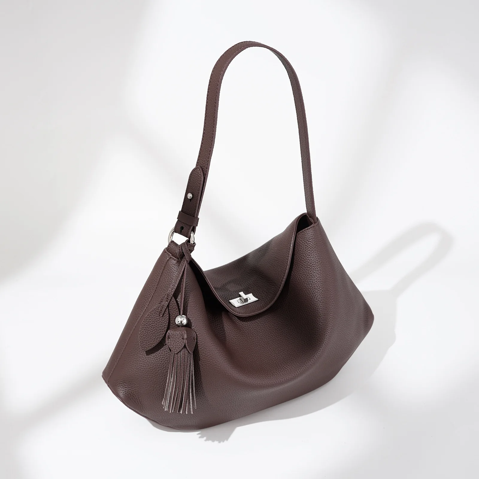 Designer Inspired Crossbody-Bag With Unique Retro Texture And Letter Logo Offers Luxury Styling Plus Diaper Bag Function
Designer Inspired Crossbody-Bag With Unique Retro Texture And Letter Logo Offers Luxury Styling Plus Diaper Bag Function