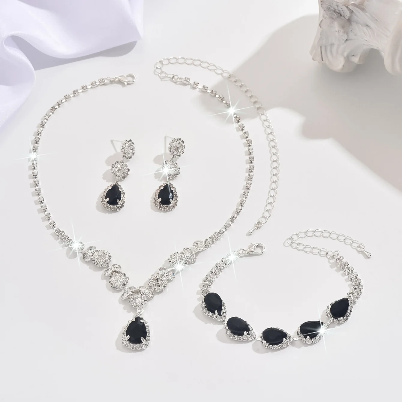Super Flash Crystal Jewelry Set for Women Gift Banquet Minimalist Water Drops Necklace Bracelet Earrings Set Banquet Anniversary
Super Flash Crystal Jewelry Set for Women Gift Banquet Minimalist Water Drops Necklace Bracelet Earrings Set Banquet Anniversary
