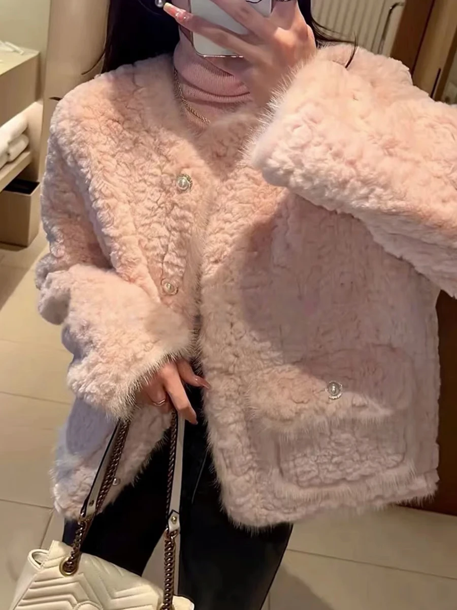 Розовая женская зимняя куртка из овечьей шерсти с утеплением, очень красивая и стильная, с круглым вырезом, короткая, на хлопковой подкладке.
Розовая женская зимняя куртка из овечьей шерсти с утеплением, очень красивая и стильная, с круглым вырезом, короткая, на хлопковой подкладке.