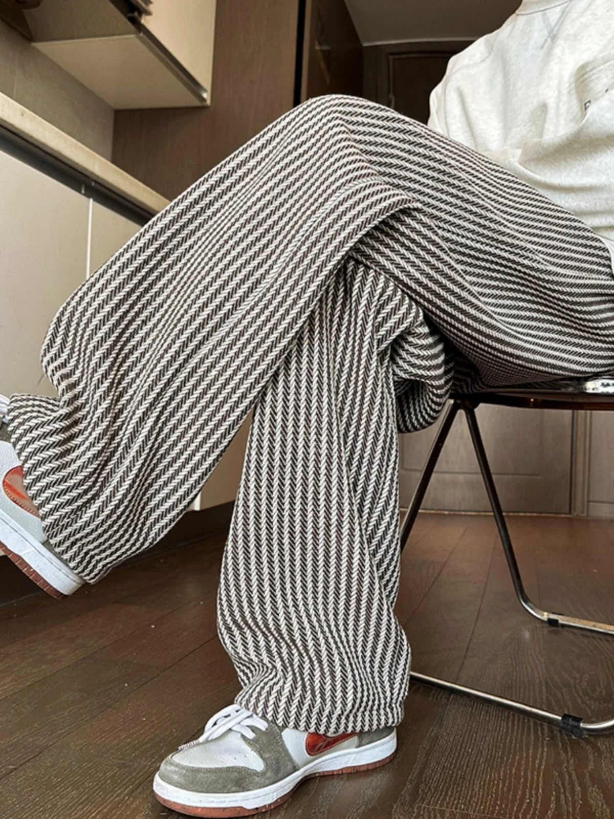 Мужские повседневные брюки на весну-осень с флисовой подкладкой, свободные, прямого кроя, модные, удобные, стильные, брендовые, немнущиеся
Мужские повседневные брюки на весну-осень с флисовой подкладкой, свободные, прямого кроя, модные, удобные, стильные, брендовые, немнущиеся