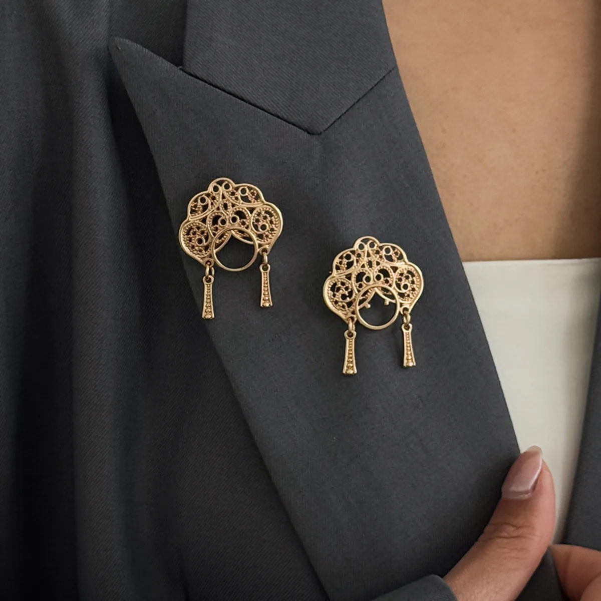 Ingemark 2 Pcs/Set Elegant Hollow Out Flower Brooches for Women Vintage Skirt Suit Pins Party Banquet Jewellery Accessories
Ingemark 2 Pcs/Set Elegant Hollow Out Flower Brooches for Women Vintage Skirt Suit Pins Party Banquet Jewellery Accessories