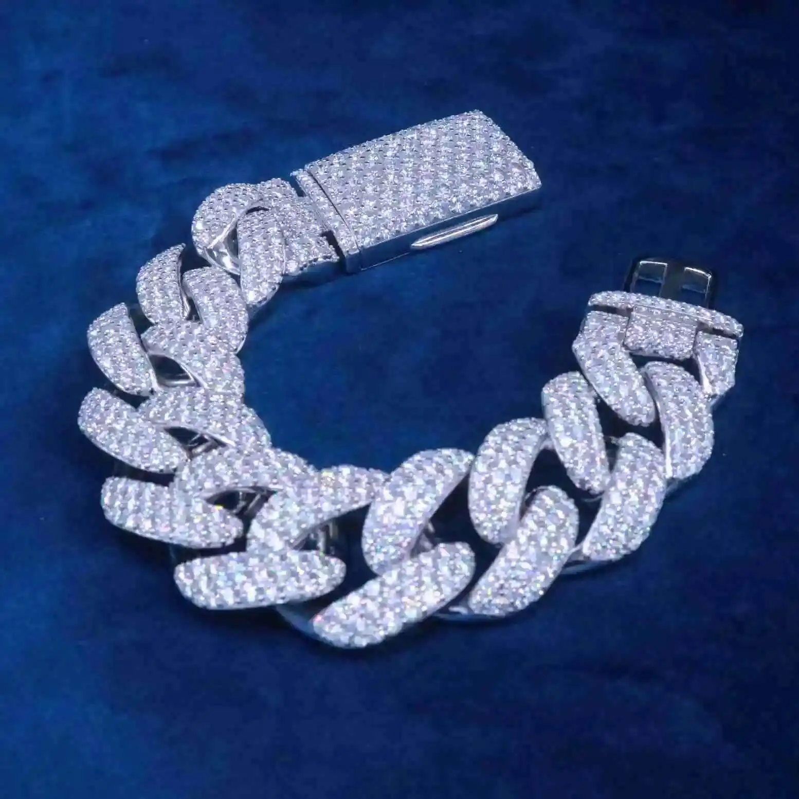 HipHop Men Women Cuban Link Chain Bracelet Bling 925 Sterling Sliver Iced Out Custom Diamond Cuban Bracelet
HipHop Men Women Cuban Link Chain Bracelet Bling 925 Sterling Sliver Iced Out Custom Diamond Cuban Bracelet