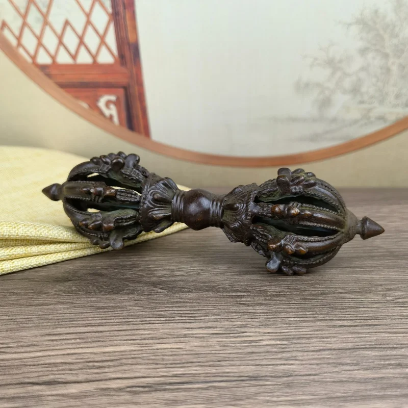 Antique Nine-Pronged Vajra Tibetan Style Collectible Hanging Alloy Vajra Home Desktop Ornament
Antique Nine-Pronged Vajra Tibetan Style Collectible Hanging Alloy Vajra Home Desktop Ornament