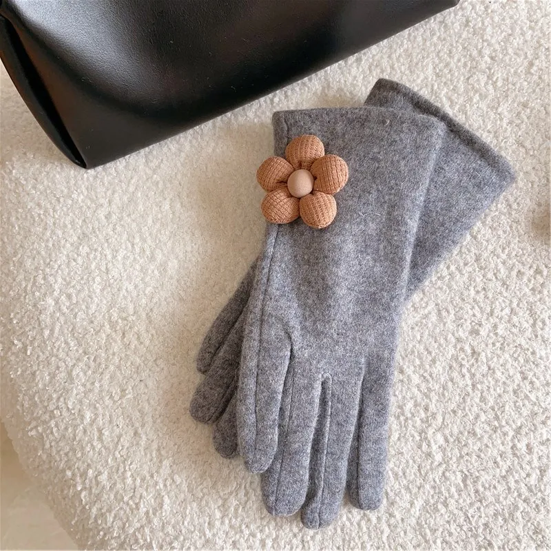 Women's Touch Screen Warm Wool Gloves Autumn Winter Retro Flowers Cashmere Plush Lining Thicken Outdoor Cycling Skiing Windproof
Women's Touch Screen Warm Wool Gloves Autumn Winter Retro Flowers Cashmere Plush Lining Thicken Outdoor Cycling Skiing Windproof