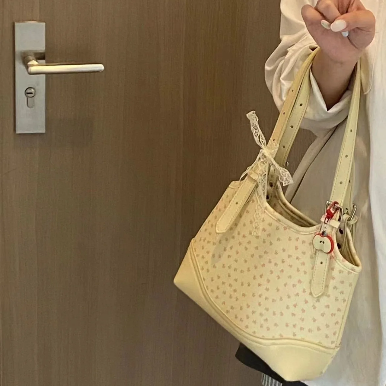 High-value Retro Contrast Color All-match Niche Design One-shoulder Fashion Polka Dot Texture Large-capacity Shopping Bag
High-value Retro Contrast Color All-match Niche Design One-shoulder Fashion Polka Dot Texture Large-capacity Shopping Bag