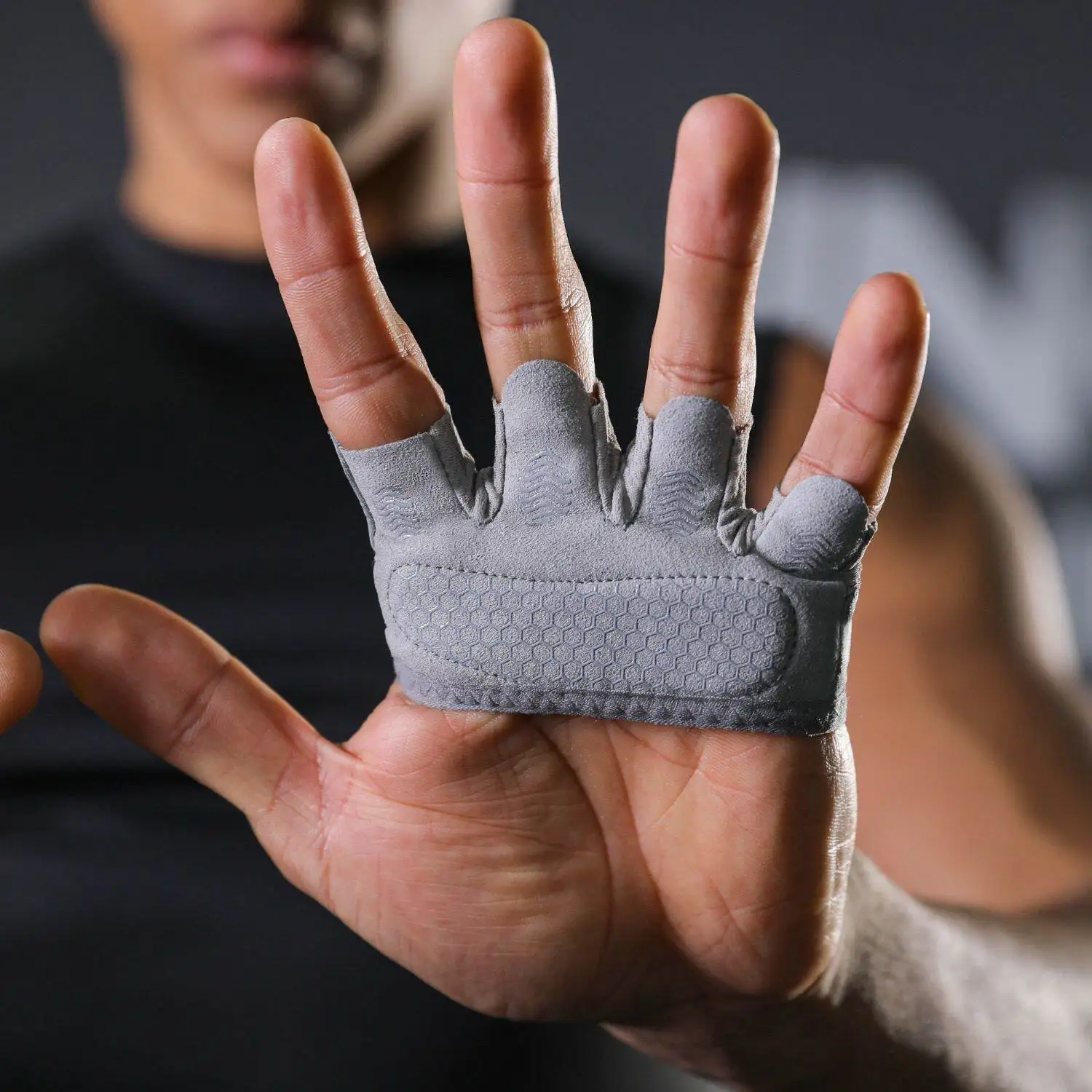 Fitness Gloves for Men And Women Anti-Slip Four Finger Design for Pull-Ups And Cycling Training Protective Palm
Fitness Gloves for Men And Women Anti-Slip Four Finger Design for Pull-Ups And Cycling Training Protective Palm