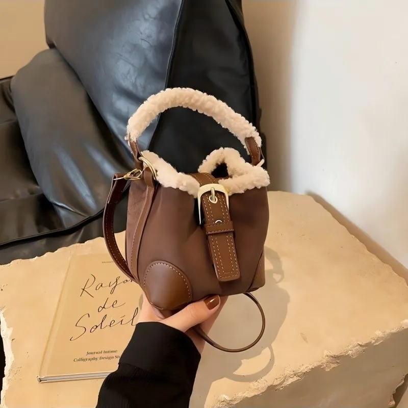 Furry Retro Bucket Bag. A chic mini crossbody blending cozy texture with vintage charm, perfect for cold-weather style.
Furry Retro Bucket Bag. A chic mini crossbody blending cozy texture with vintage charm, perfect for cold-weather style.