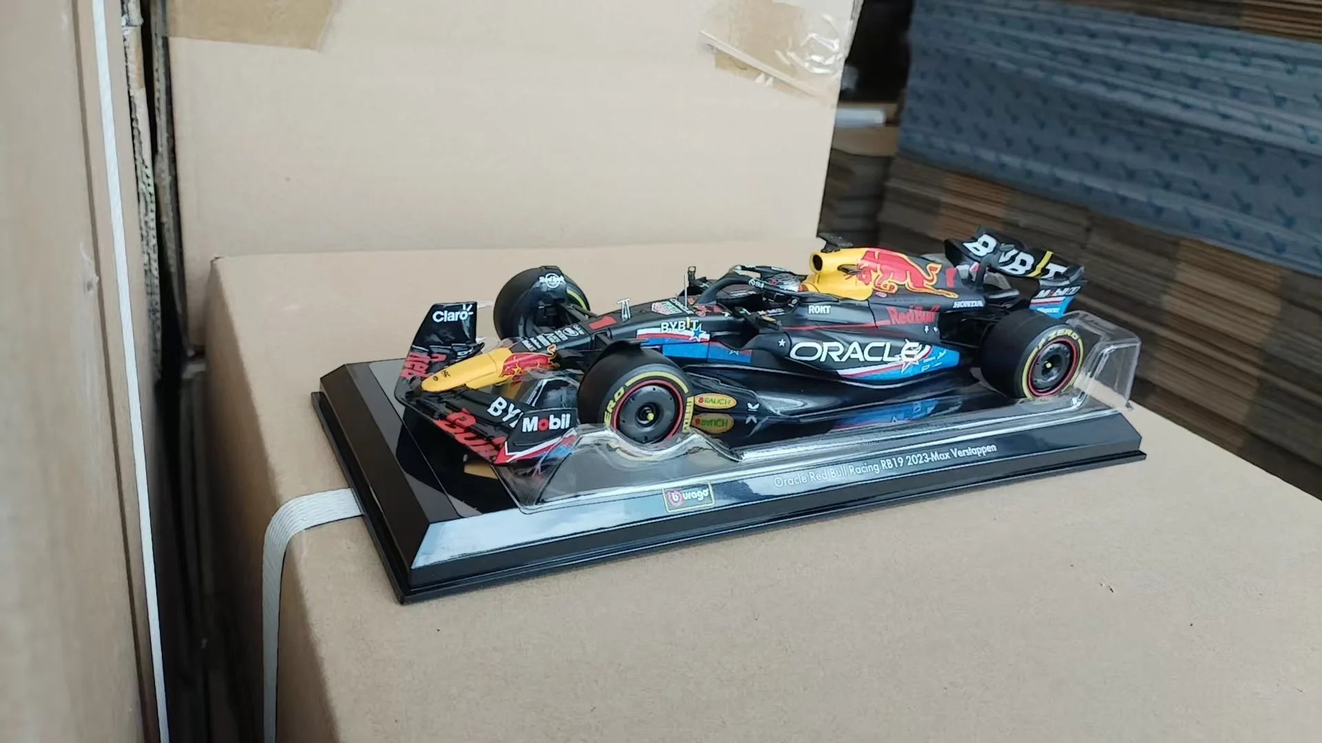 Bburago 1:24 F1 Red Bull RB19 Austin Highly-detailed die-cast precision model car Model collection gift
Bburago 1:24 F1 Red Bull RB19 Austin Highly-detailed die-cast precision model car Model collection gift