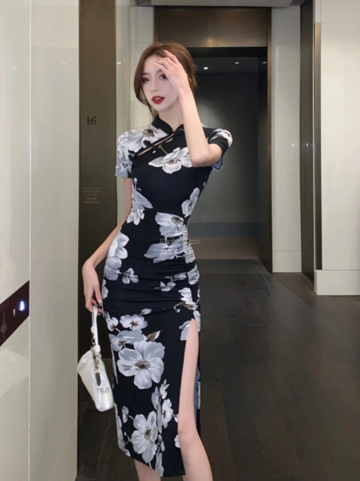 2025 new chinese improved cheongsam retro fashion flower printed short sleeve stand collar cheongsam dress long sexy women qipao
2025 new chinese improved cheongsam retro fashion flower printed short sleeve stand collar cheongsam dress long sexy women qipao