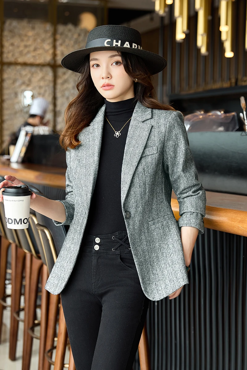 AIyssa Модный профессиональный женский высококачественный пиджак с длинными рукавами, элегантный изысканный. Осень-зима 2025: новые стили.
AIyssa Модный профессиональный женский высококачественный пиджак с длинными рукавами, элегантный изысканный. Осень-зима 2025: новые стили.