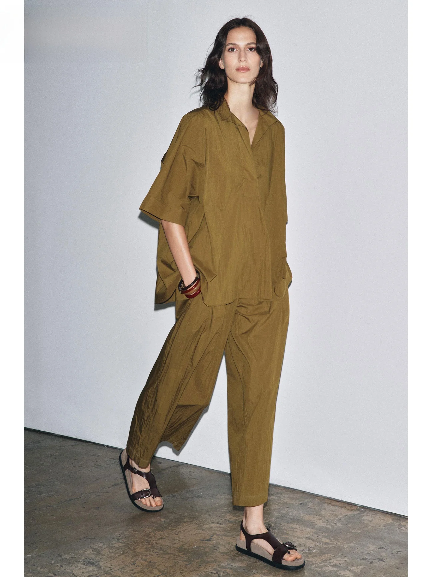 Loose Casual V-Ne ort Sve Women's irt Pure Color Lazy Sle Slimming Autumn New Arrival ZAPRHA2025 Faion Ladies' B...
Loose Casual V-Ne ort Sve Women's irt Pure Color Lazy Sle Slimming Autumn New Arrival ZAPRHA2025 Faion Ladies' B...