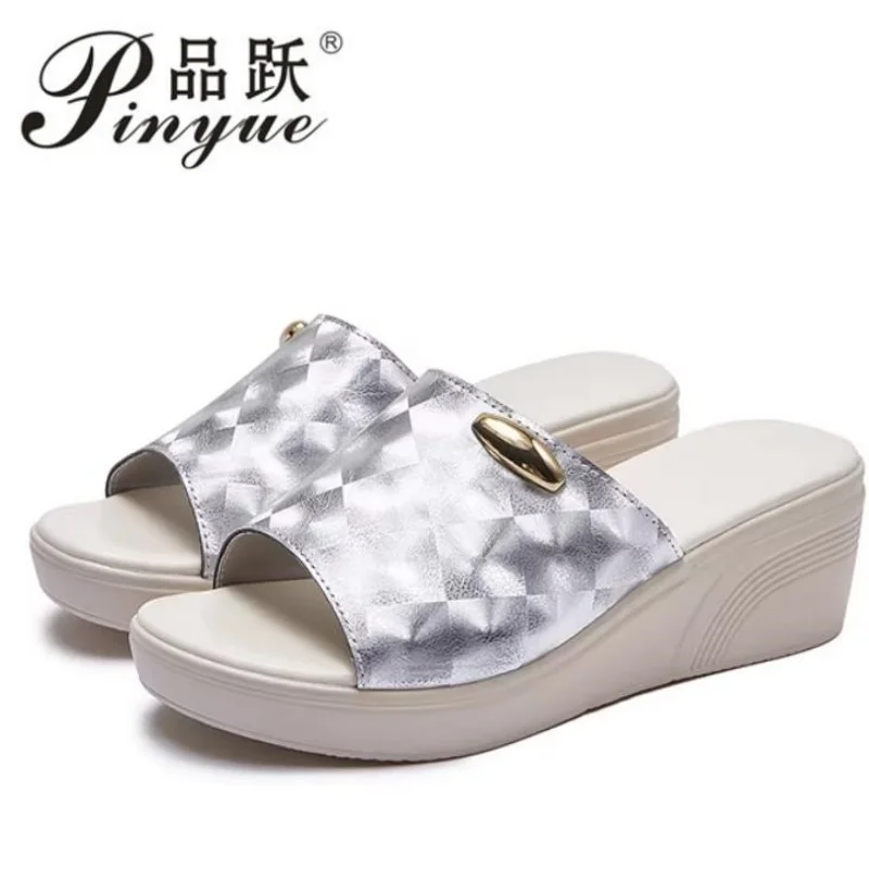 6cm Women Slipper's Ladies Summer Sandals Women Wedges Heels Non-slip Genuine Leather Mom Summer Beach shoes 35-40
6cm Women Slipper's Ladies Summer Sandals Women Wedges Heels Non-slip Genuine Leather Mom Summer Beach shoes 35-40