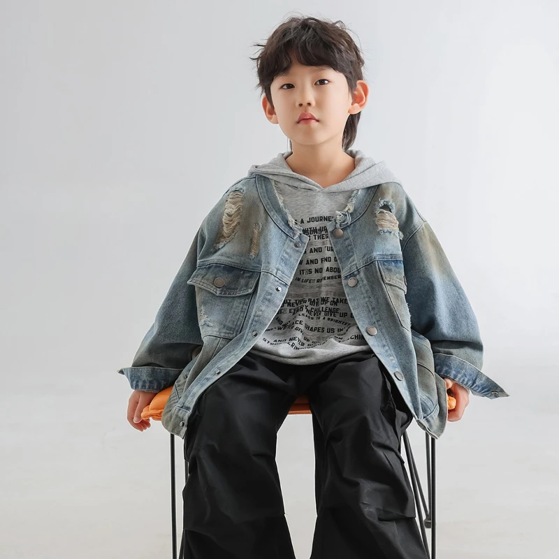 2025 Autumn New Children's Simple Retro Distressed Round Neck Loose Denim Jacket
2025 Autumn New Children's Simple Retro Distressed Round Neck Loose Denim Jacket