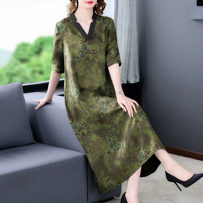 2023 Summer Silk V-Neck Loose Size Retro Printed Short Sleeve Dress Women's Satin Cheongsam Dress Split Over Knee Long Dress
2023 Summer Silk V-Neck Loose Size Retro Printed Short Sleeve Dress Women's Satin Cheongsam Dress Split Over Knee Long Dress