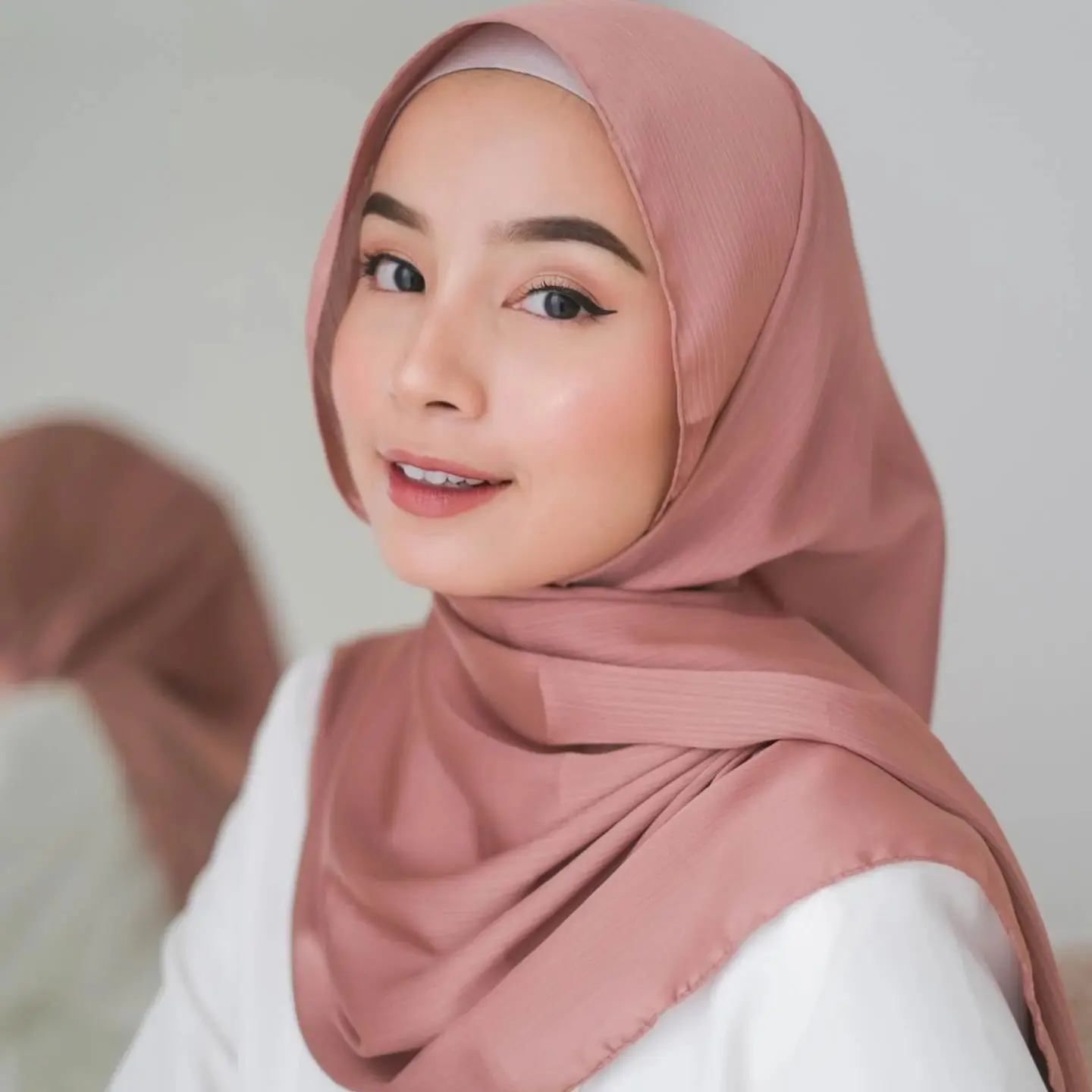 Light Weight Satin Silk Shawl Stretch Pleated Shinny Face Muslim Women Soft Scarf
Light Weight Satin Silk Shawl Stretch Pleated Shinny Face Muslim Women Soft Scarf