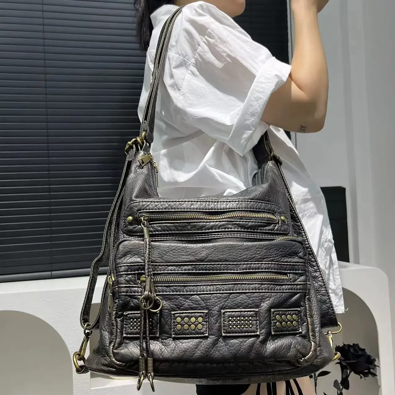 Women's fashion Y2K hot girl old motorcycle bag large capacity multifunctional washed shoulder messenger bag
Women's fashion Y2K hot girl old motorcycle bag large capacity multifunctional washed shoulder messenger bag
