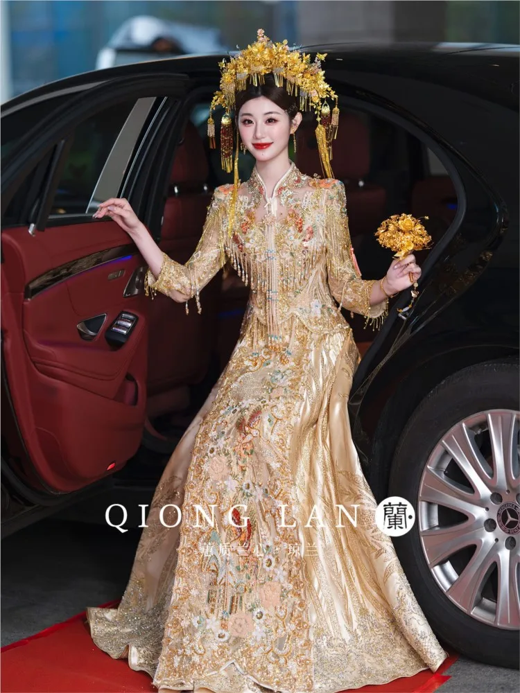 The champagne-colored bride's wedding gown is a thin Chinese-style dress
The champagne-colored bride's wedding gown is a thin Chinese-style dress