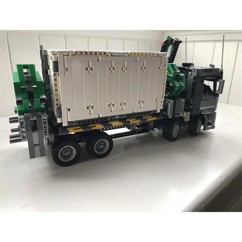 MOC-93949 Классический новый контейнерный кран, модель строительного блока, 1307, детали, игрушка-конструктор на день рождения для мальчиков и детей в подарок
MOC-93949 Классический новый контейнерный кран, модель строительного блока, 1307, детали, игрушка-конструктор на день рождения для мальчиков и детей в подарок