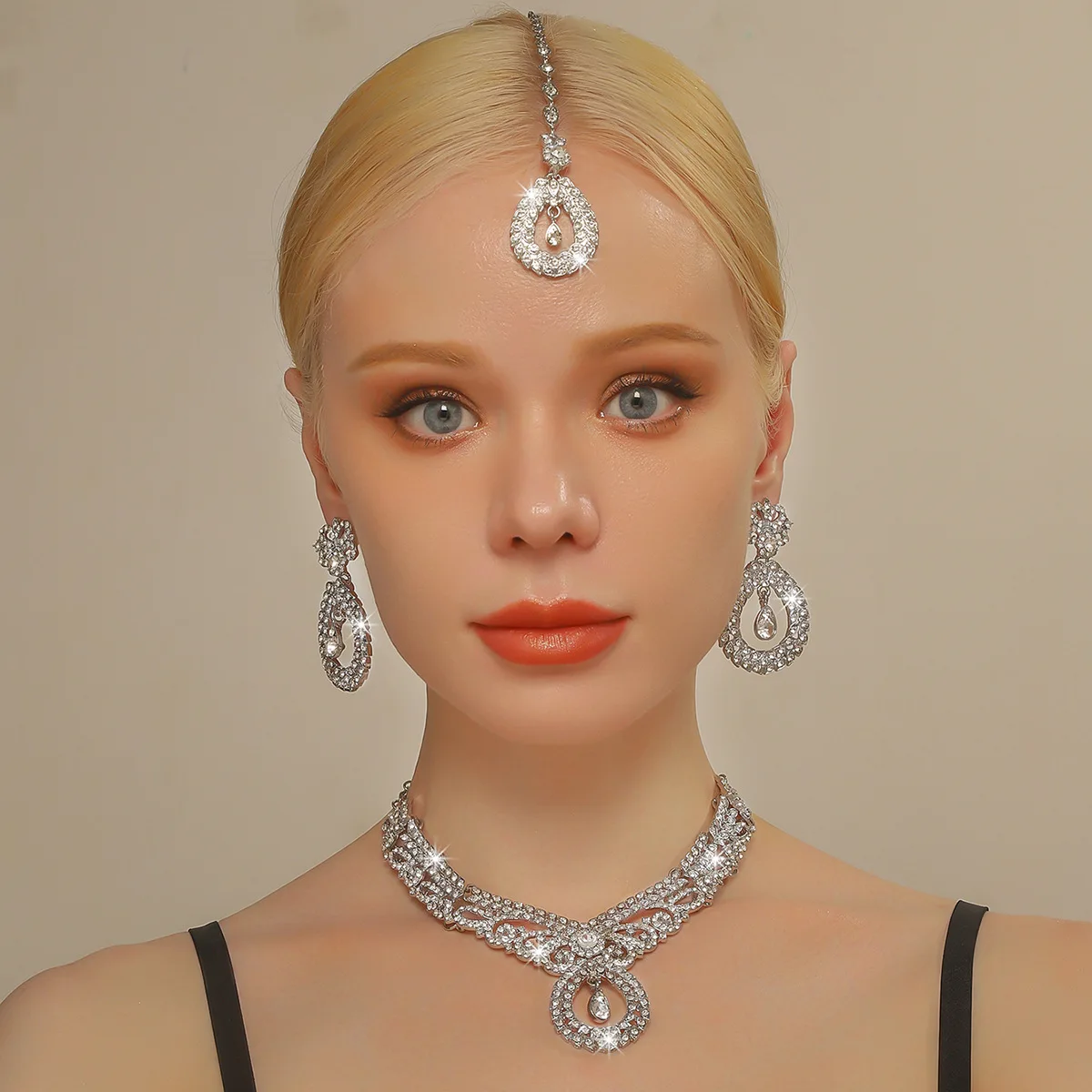 Accessories Exaggerated Retro Necklace Set Female Luxury Crystal Banquet Evening Dress Accessories Clavicle Chain Three-piece
Accessories Exaggerated Retro Necklace Set Female Luxury Crystal Banquet Evening Dress Accessories Clavicle Chain Three-piece