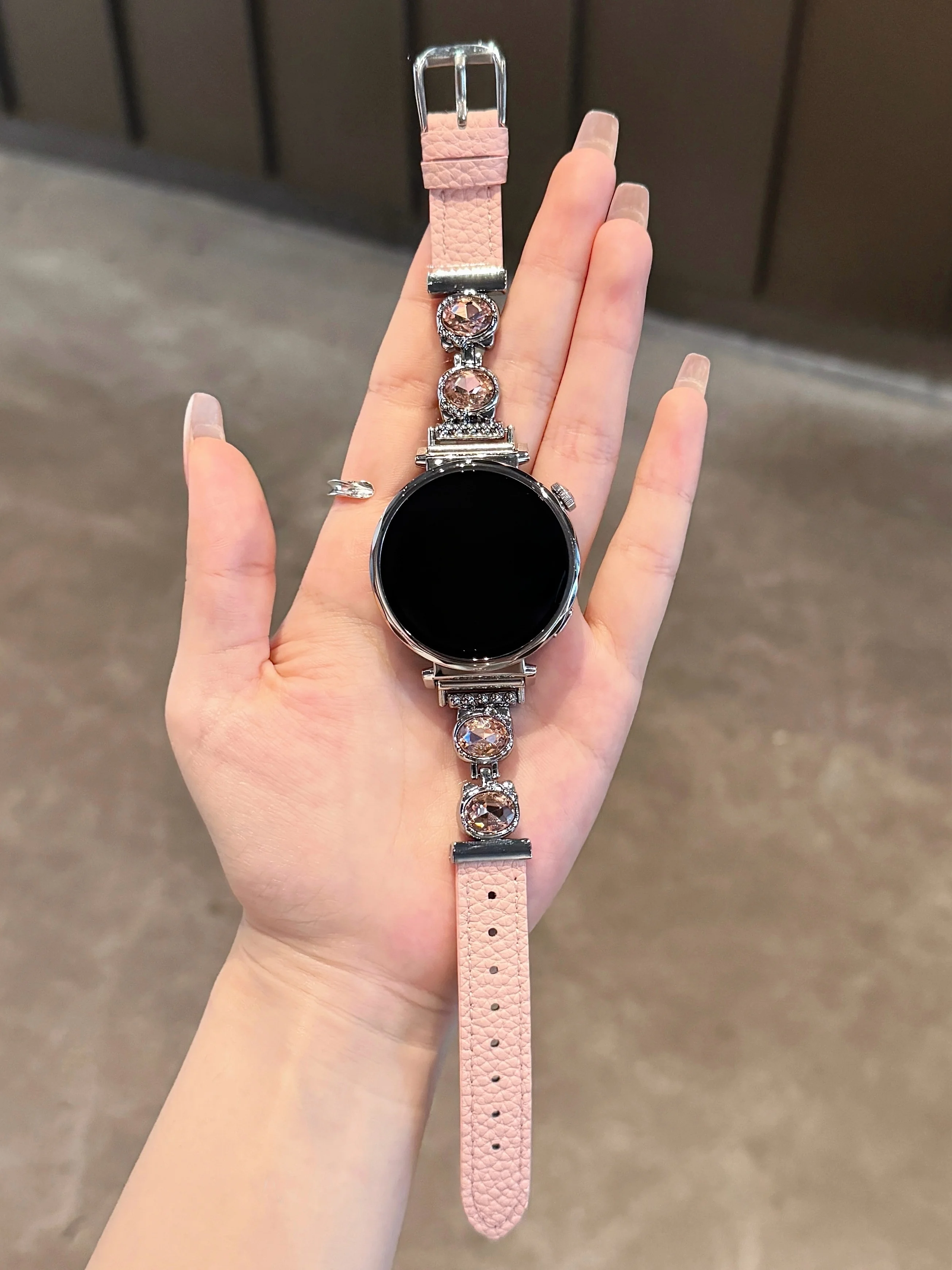 Кожа с узором личи, инкрустированная бриллиантами, подходит для ремешков HW Watch Fit3/Fit4 и ремешка HW Band 8/9/10NFC, ремешки ручной работы
Кожа с узором личи, инкрустированная бриллиантами, подходит для ремешков HW Watch Fit3/Fit4 и ремешка HW Band 8/9/10NFC, ремешки ручной работы