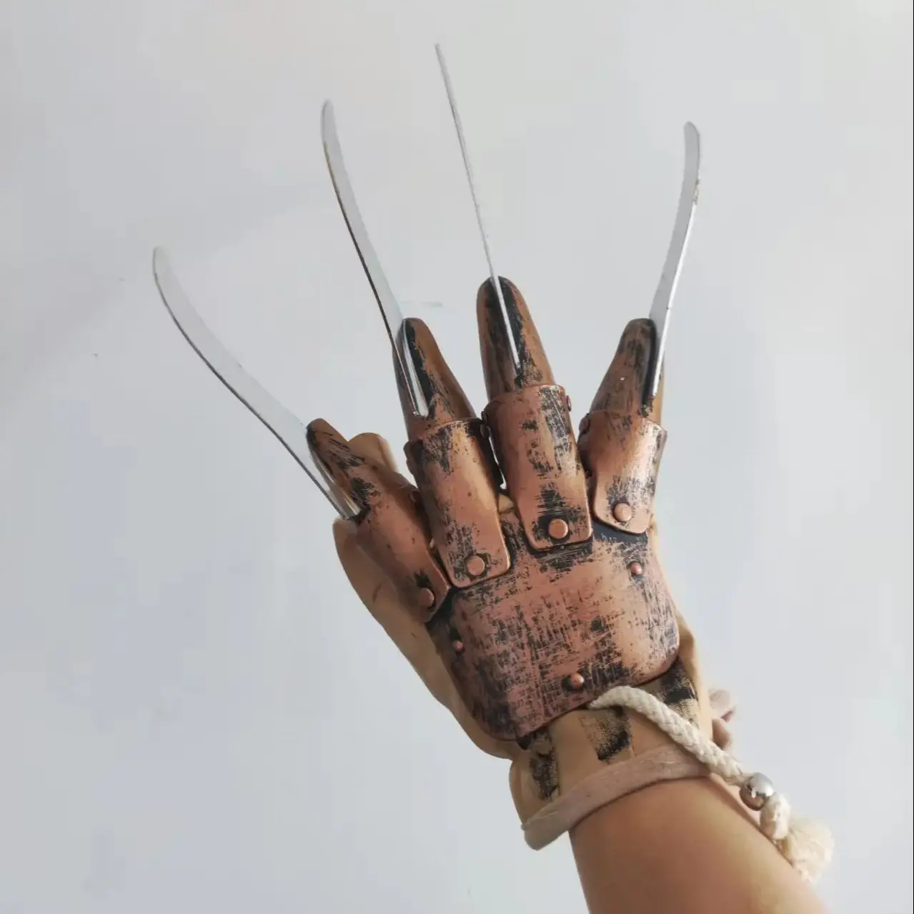 Plastic glove cosplay Anime Weapon Halloween Fancy Dress Costume Props Articulated Fingers carnival clothing adults
Plastic glove cosplay Anime Weapon Halloween Fancy Dress Costume Props Articulated Fingers carnival clothing adults