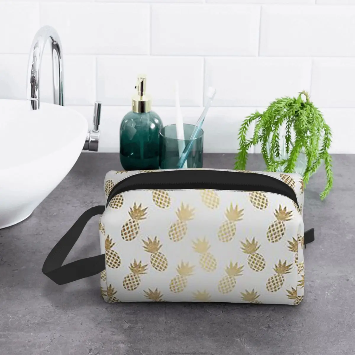 Золотая косметичка с рисунком ананаса, косметический органайзер для хранения, комплект Dopp, косметичка для туалетных принадлежностей для женщин, красивый дорожный пенал
Золотая косметичка с рисунком ананаса, косметический органайзер для хранения, комплект Dopp, косметичка для туалетных принадлежностей для женщин, красивый дорожный пенал