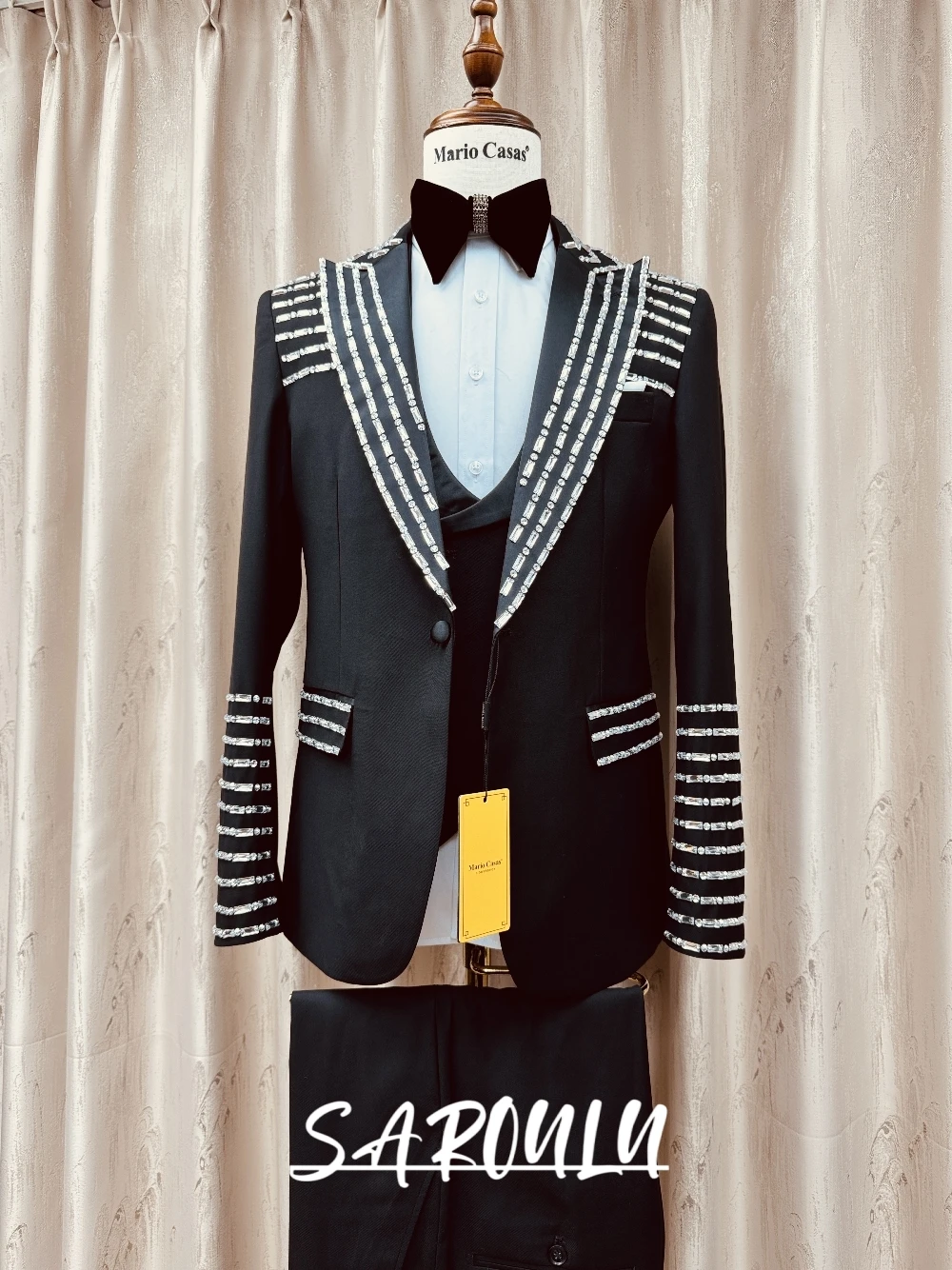 Intricate Rhinestone Detail Men's 3 Piece Suit Slim Fit Formal Luxury Tuxedo For Wedding Host Event Dinner Party High Quality
Intricate Rhinestone Detail Men's 3 Piece Suit Slim Fit Formal Luxury Tuxedo For Wedding Host Event Dinner Party High Quality