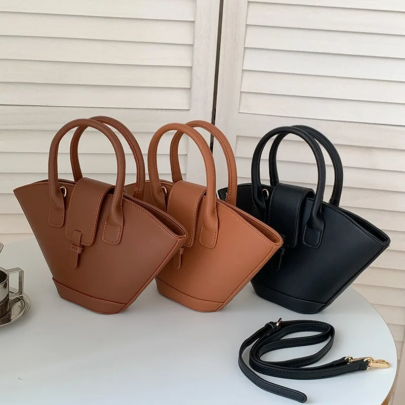 PU Leather Bag Female Large Capacity All-In-One Korean Retro Fan Handbag Niche Design Personality Crossbody Bag
PU Leather Bag Female Large Capacity All-In-One Korean Retro Fan Handbag Niche Design Personality Crossbody Bag